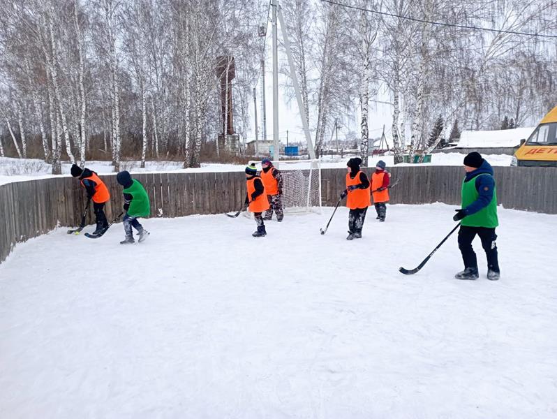 На спортивной площадке Зимниковской школы прошёл турнир по хоккею в валенках среди учащихся Юргинского муниципального округа