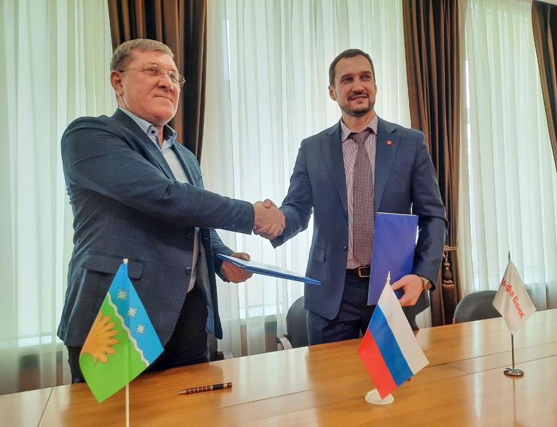 Глава округа Дадаш Дадашов и региональный управляющий Альфа-Банка Сергей Горбунов подписали соглашение о сотрудничестве
