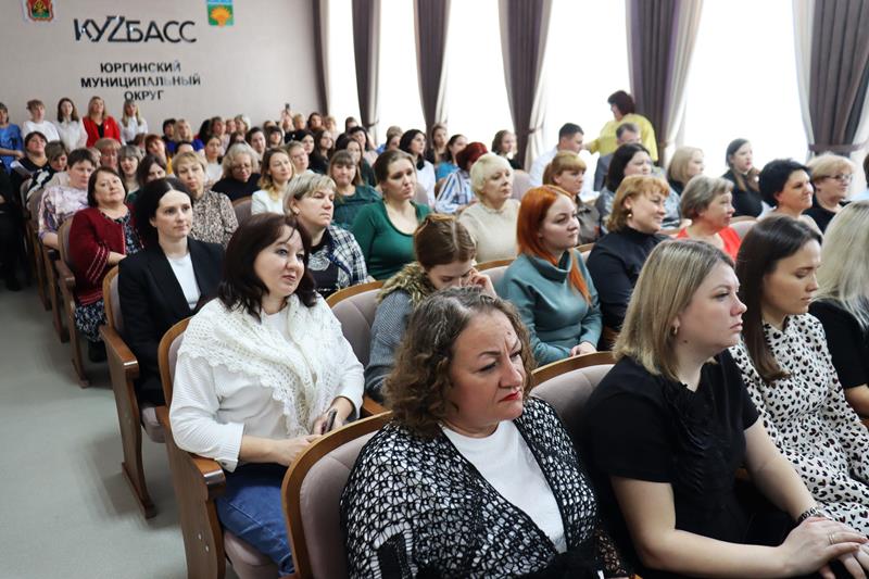 С 8 Марта женщин-коллег поздравил глава округа Дадаш Дадашов