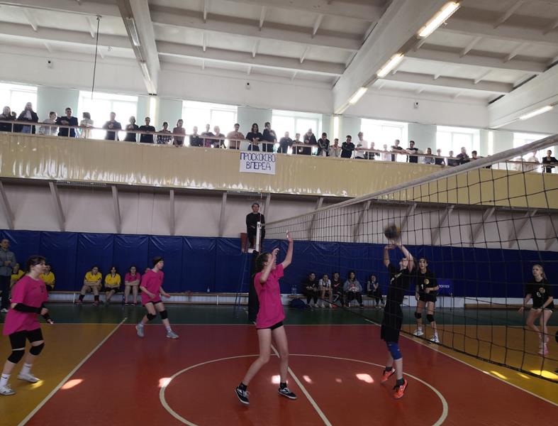 В спортивном зале Проскоковской школы прошел завершающий муниципальный этап Кузбасской спортивной школьной лиги по волейболу среди команд девушек